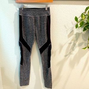 BEYOND YOGA black & gray side mesh leggings small